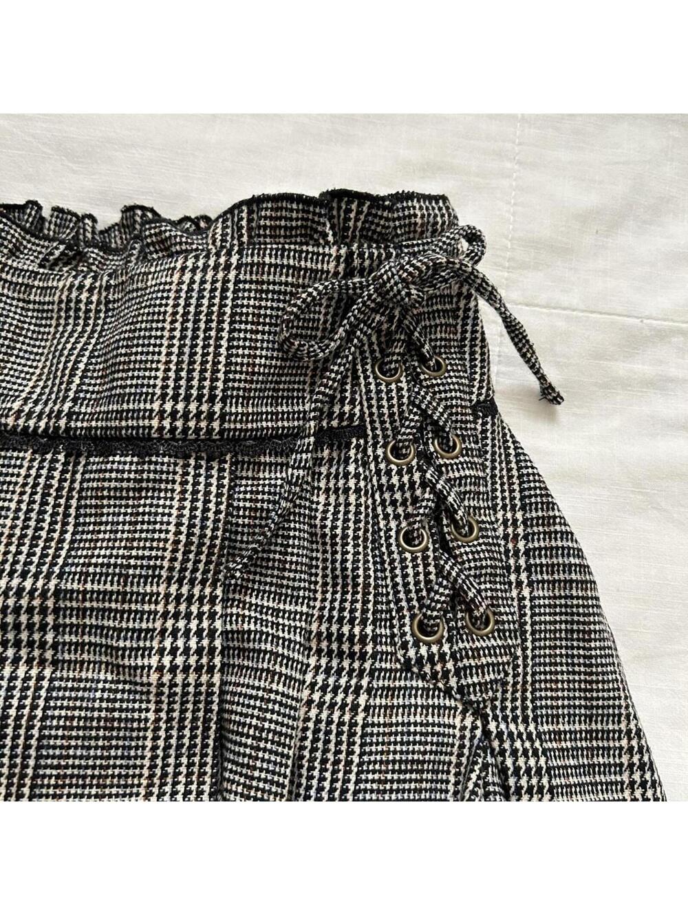 Axes Femme black & white plaid mini skirt look shorts ruffles and lace-up detail - Picture 2 of 7